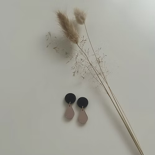 KOSKEMATON LÄHDE korvakorut, Musta