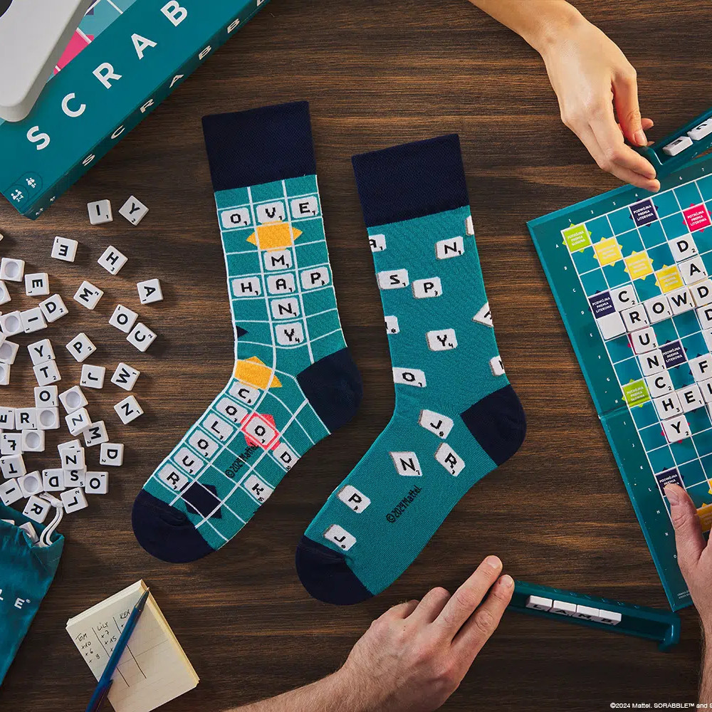 MANY MORININGS aikuisten ERIPARISUKAT, SCRABBLE